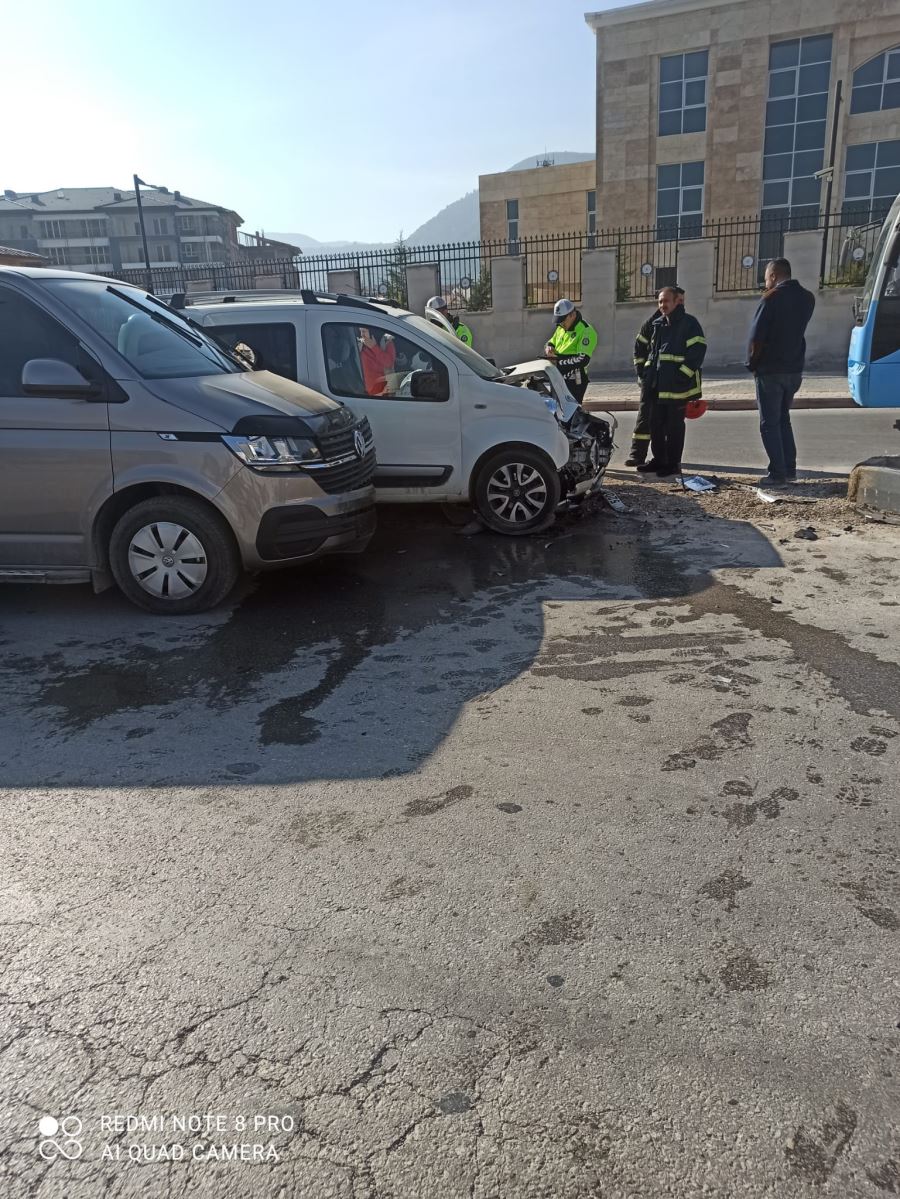 Kütahya Emniyete Müdürlüğü önünde trafik kazası: 1 yaralı 