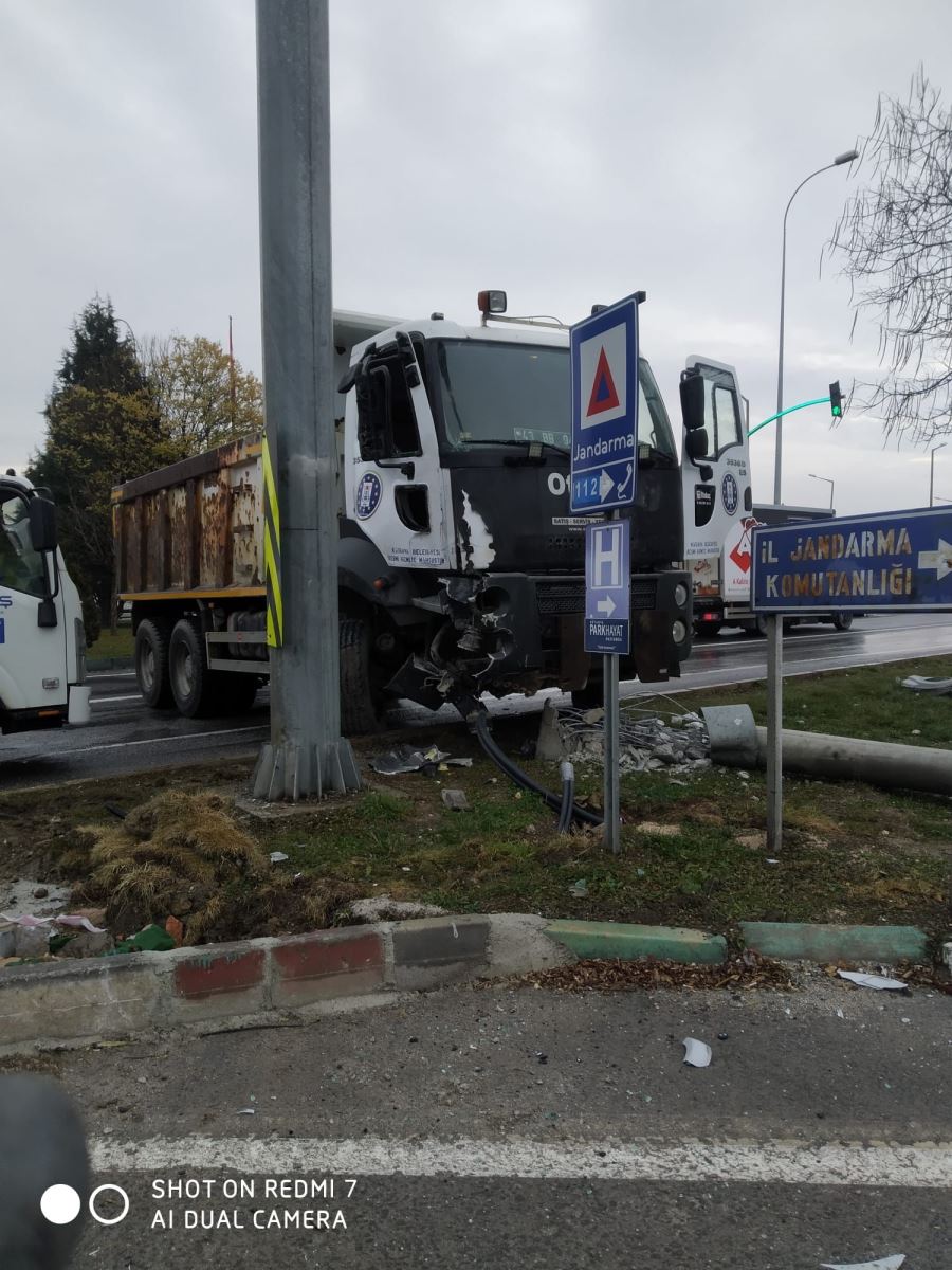 Direksiyon hakimiyetini kaybeden kamyon sürücüsü direğe çarptı 