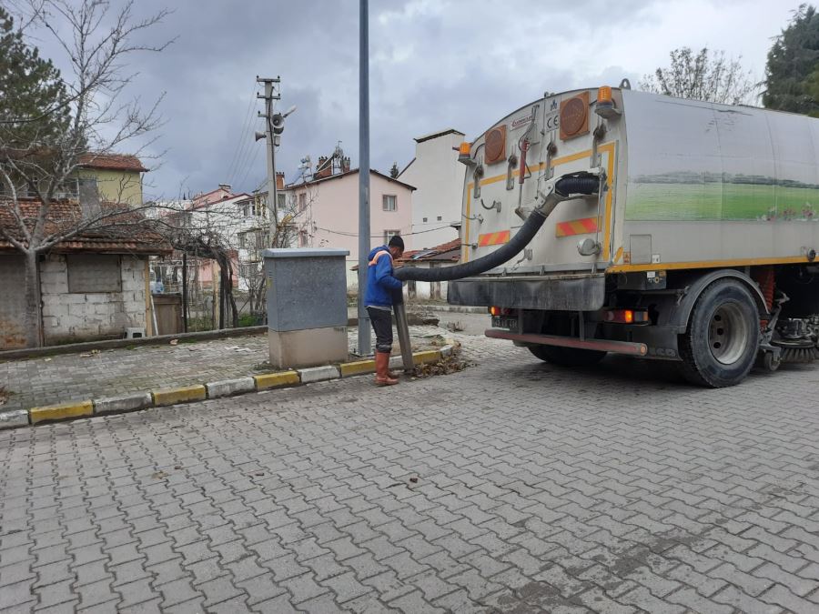 GEDİZ’DE TEMİZLİK ÇALIŞMALARI ARALIKSIZ DEVAM EDİYOR