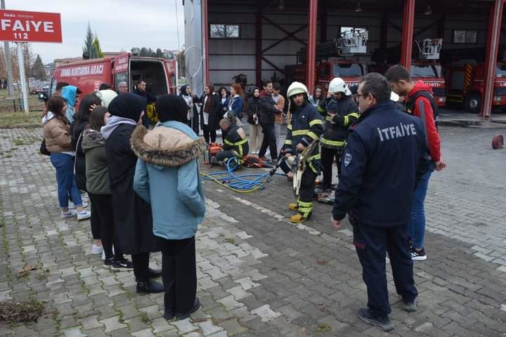 Gediz İtfaiyesinden Meslek Yüksekokulu öğrencilerine eğitim 