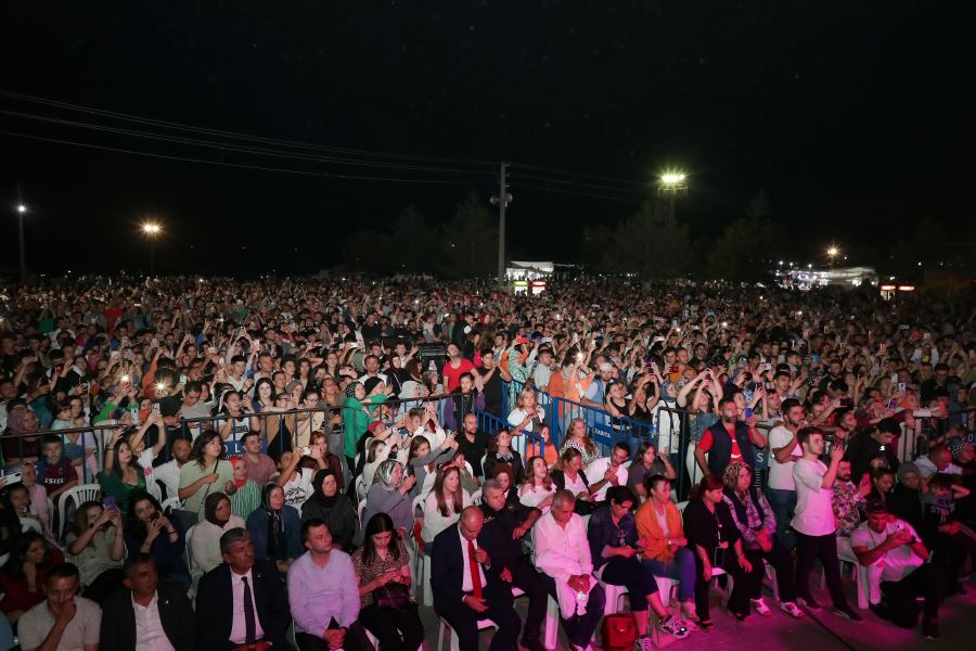 FESTİVALDE RAFET EL ROMAN ÇOŞKUSU