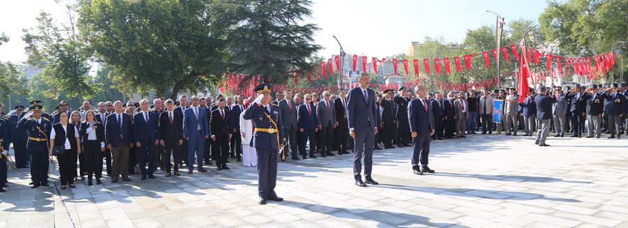 ZAFER BAYRAMI ETKİNLİKLERİ ÇELENK SUNUMU İLE BAŞLADI