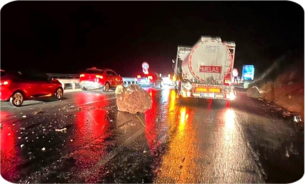 Sağanak yağış nedeniyle yola düşen dev kayalar korkuttu 