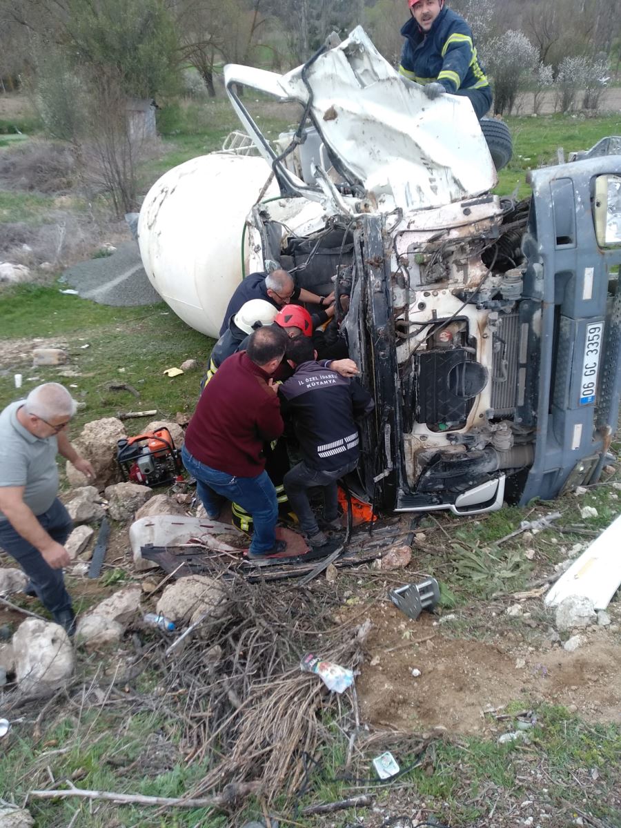  Beton mikseri devrildi şöför yaralandı