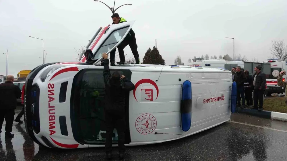 Kütahya’da ambulansla otomobil çarpıştı 1 kişi yaralandı